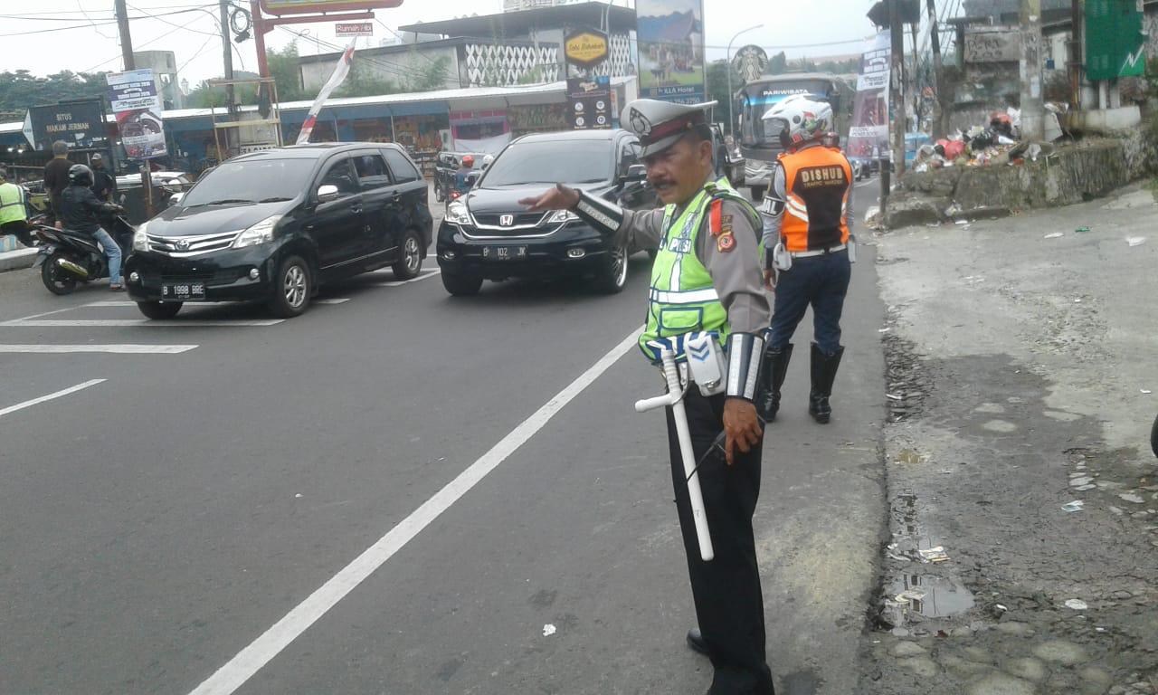 Jalur Puncak Padat, Polisi Berlakukan Sistem Satu Arah | IndramayuJeh