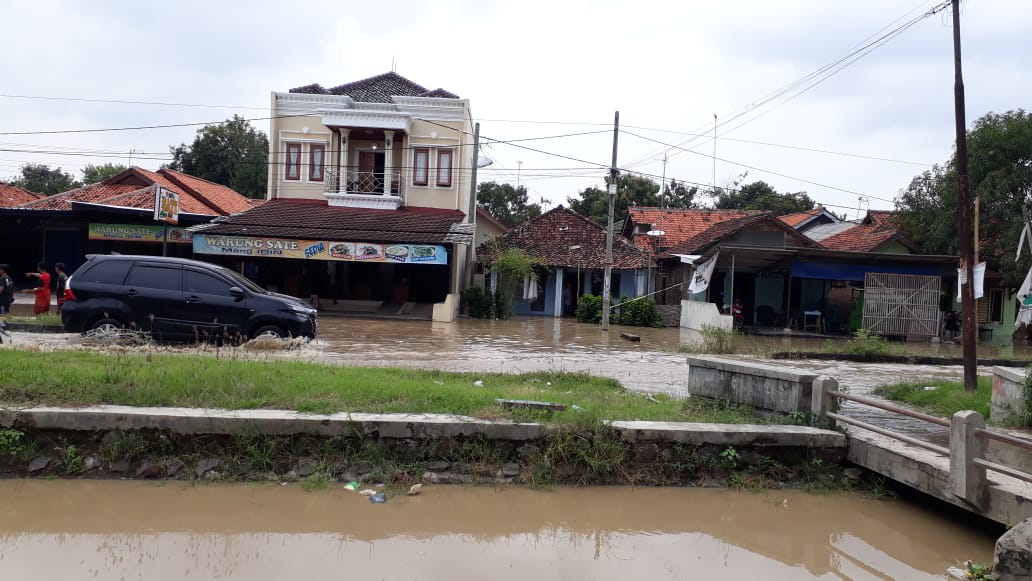 Jalur Indramayu-Jatibarang Terendam Banjir, Polisi Alihkan Arus