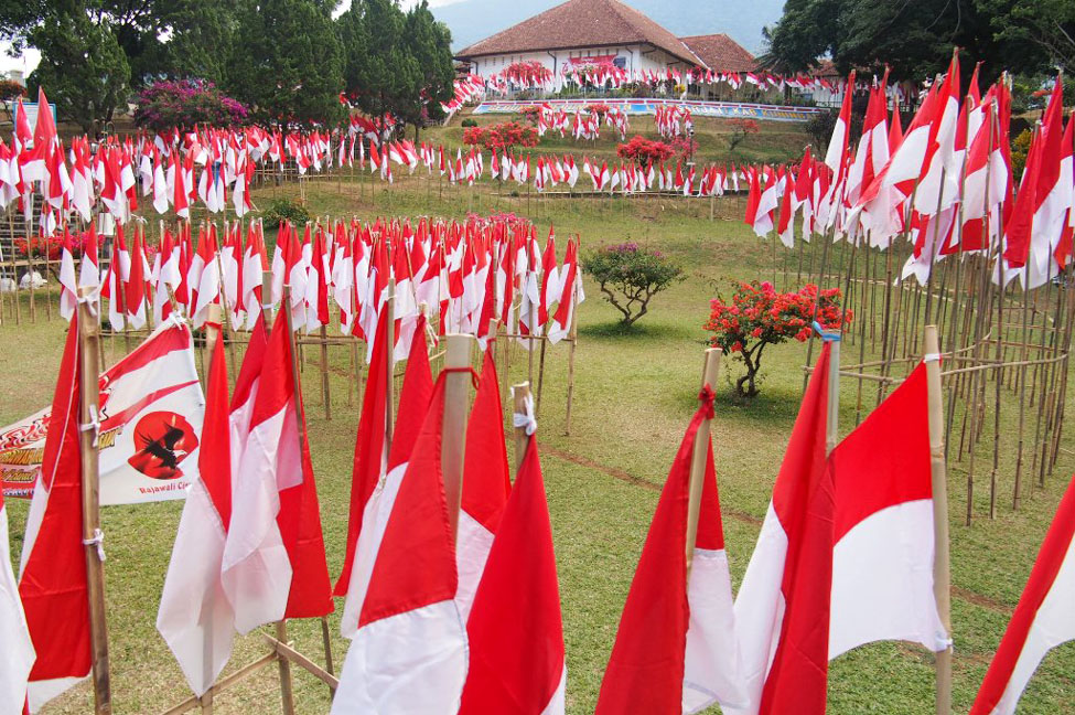 Ribuan Bendera Merah Putih Berkibar Di Gedung Linggarjati Indramayujeh