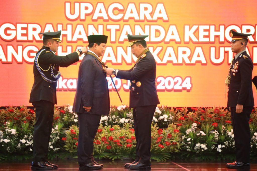 Caption: Menteri Pertahanan RI sekaligus Presiden terpilih, Prabowo Subianto, menerima tanda kehormatan Bintang Bhayangkara Utama dari Polri. Foto: dok.Polri