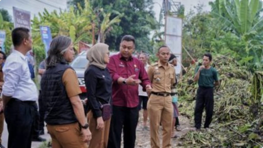 Bupati Indramayu, Nina Agustina, didampingi Kepala Dinas (Kadis) PUPR, Asep Abdul Mukti, dan stakeholders setempat meninjau kondisi Sungai Tjimanoek lama di wilayah Kecamatan Sindang, Kabupaten Indramayu, Senin (4/12/2023). (Foto: Istimewa)