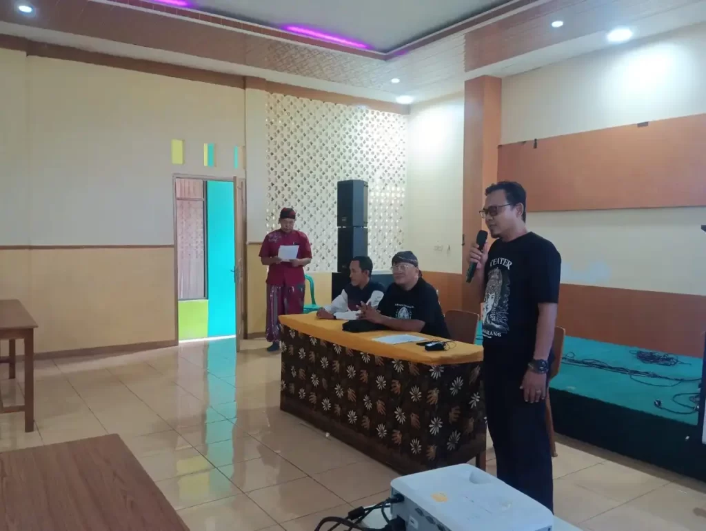 Ray Mengku Sutentra membuka kegiatan workshop seni.