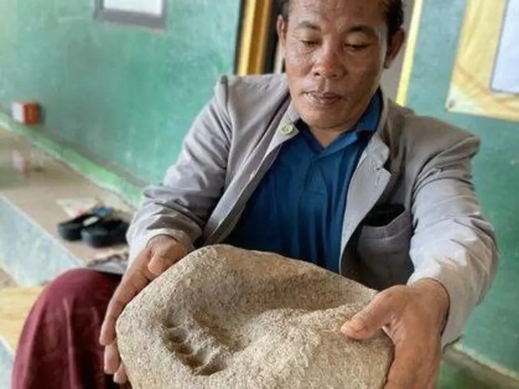 Menurut Arkeolog, batu tapak yang ditemukan kali ini merupakan penemuan pertama di wilayahnya, tepatnya di Situs Dampu Awang.