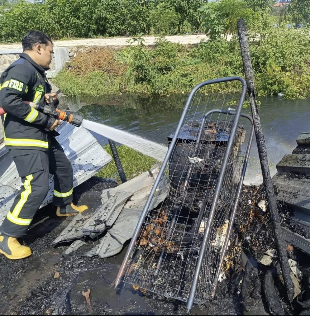 Petugas Satpol PP dan Damkar Indramayu respons cepat melakukan penanganan aduan dari masyarakat terkait masalah lingkungan. (Foto: Istimewa)