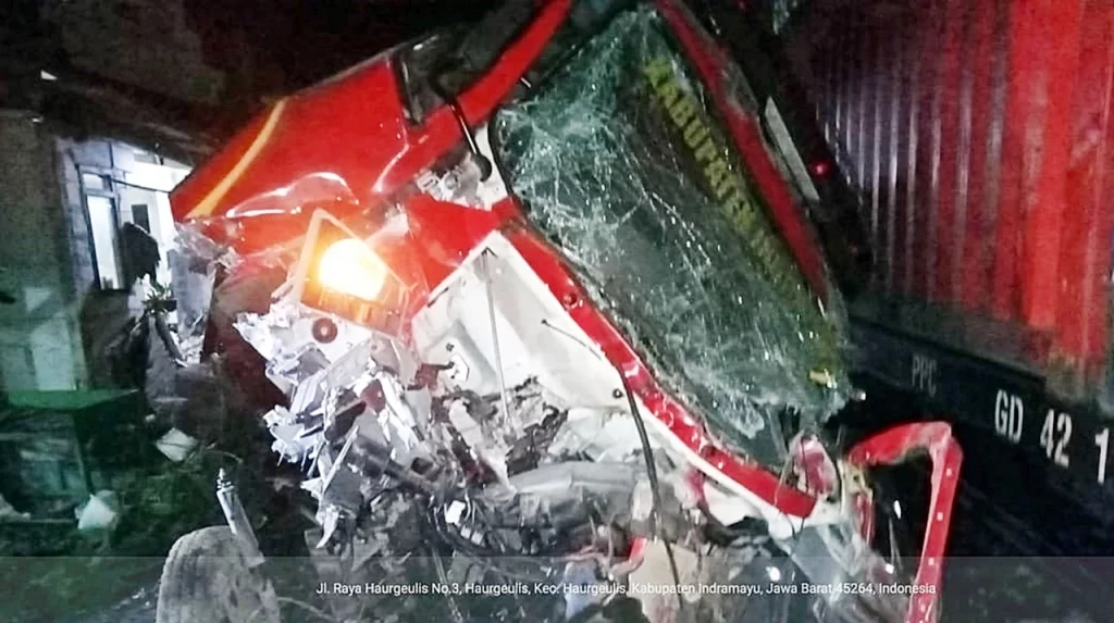 Kecelakaan Mobil Pemadam Kebakaran tertabrak kereta api di jalur pelintasan kecamatan Haurgeulis.