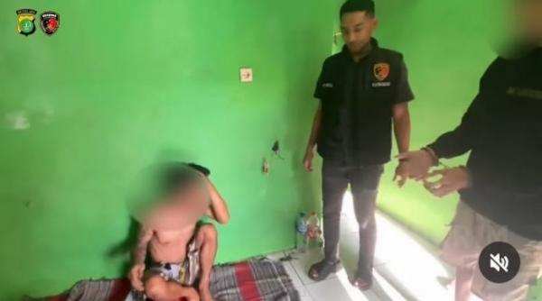 Salah satu pelaku pencurian motor yang ditangkap petugas Polsek Cikarang Timur. Ia tertangkap saat tidur siang.