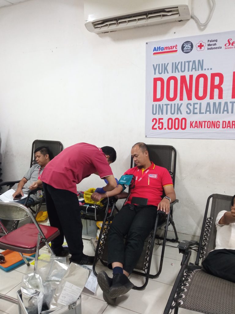 Kegiatan donor darah yang dilaksanakan Alfamart. (Foto: Istimewa)