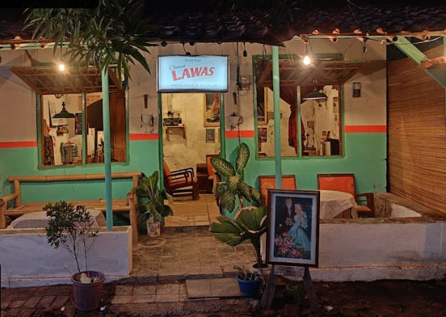 Kedai Oemah Lawas. berlokasi di desa Margamulya, Bongas.