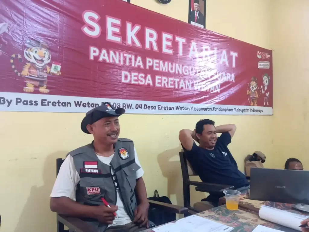 Ketua PPS Desa Eretan Wetan, Haryanto (kiri), memberikan update terkait tahapan pemilu yang sedang berlangsung di desa Eretan Wetan, Kecamatan Kandanghaur, Kabupaten Indramayu, Selasa (31/7/2024).