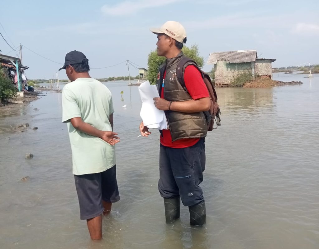 Dokumentasi Pantarlih Eretan Wetan saat melakukan pendataan di rumah warga yang tergenang banjir rob.