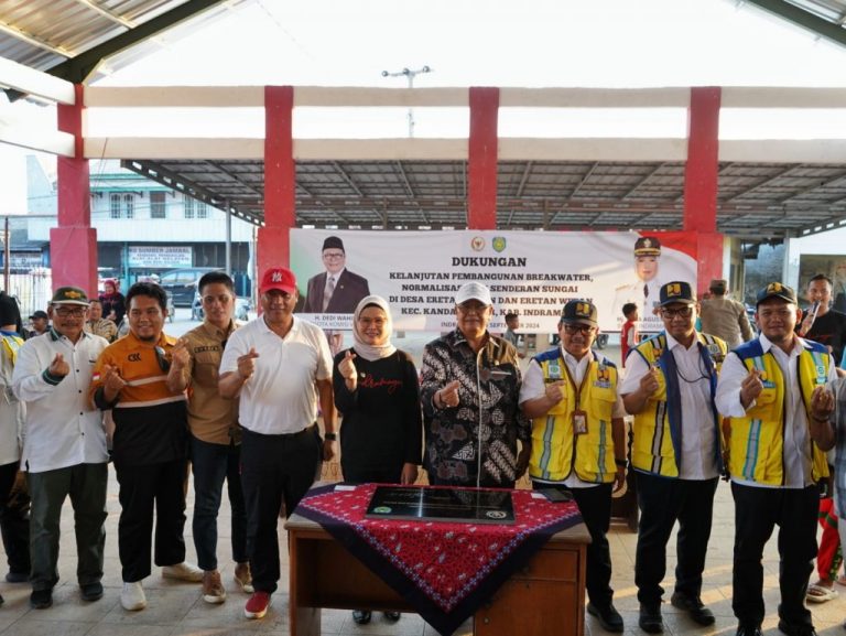 Bupati Indramayu, Nina Agustina, bersama Anggota DPR RI Dedi Wahidi, dan Kepala BBWS Citarum, Muhamad Dian Alma’ruf, melakukan kunjungan kerja ke lokasi pembangunan di TPI Eretan Wetan, Kecamatan Kandanghaur. Foto: Istimewa