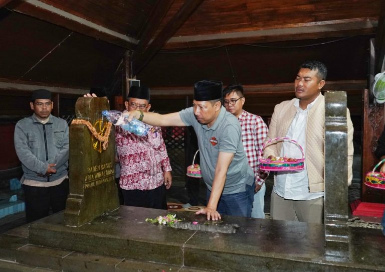 Pj Bupati Indramayu, Dr. H. Dedi Taufik, M.Si, saat ziarah dan doa bersama di Makam pendiri Indramayu, Raden Aria Wiralodra, di Desa Sindang, Kecamatan Sindang. Foto: dok.diskominfo