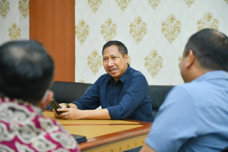 Pj Bupati Indramayu, Dr. H. Dedi Taufik, M.Si, saat menjelaskan bahwa kehadiran program UHC yang mencakup BPJS Kesehatan. Foto: dok.diskominfo