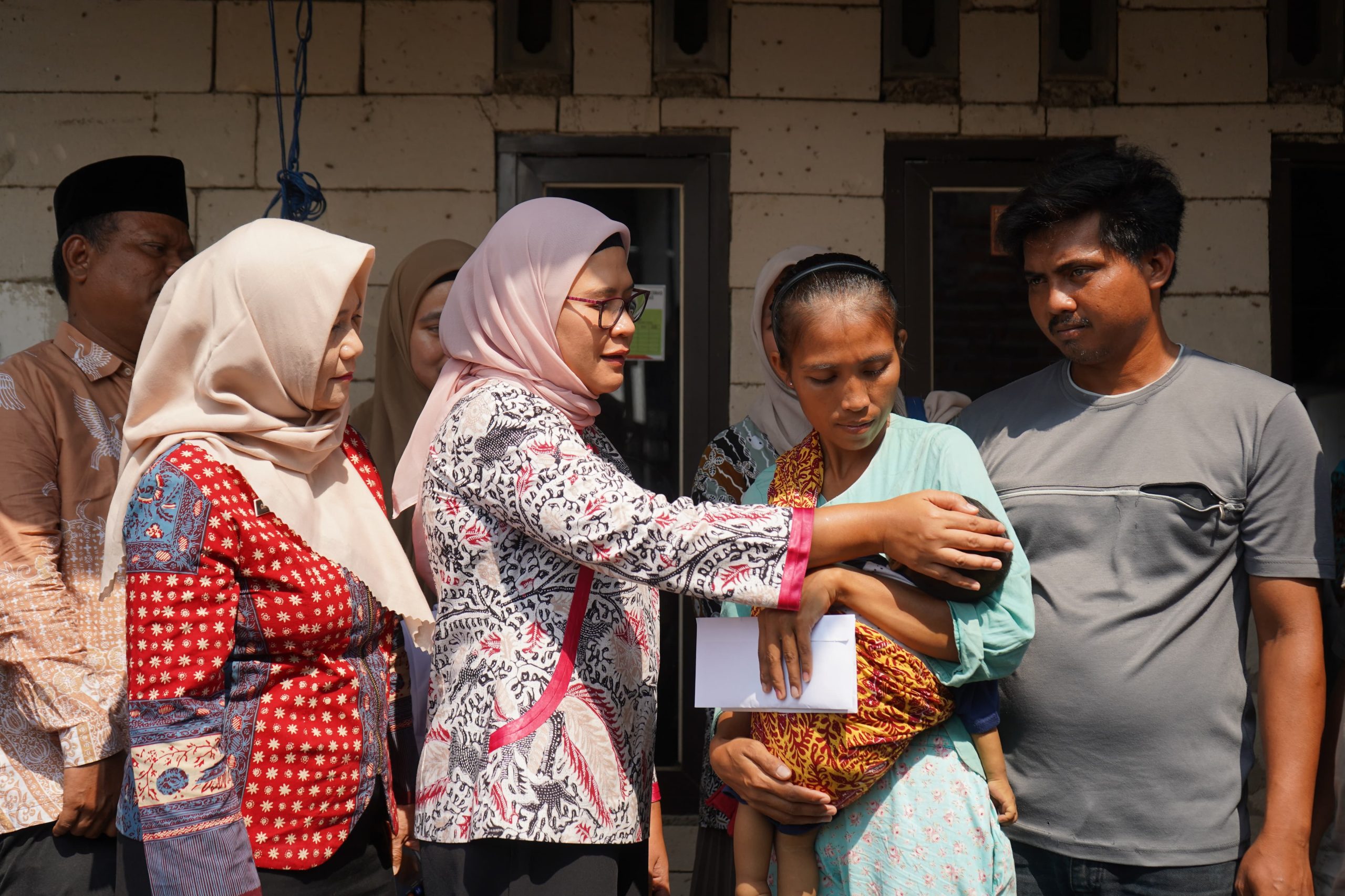 Bupati Indramayu Tinjau Langsung Bayi Penderita Pembesaran Perut dan Jamin Pengobatan Gratis