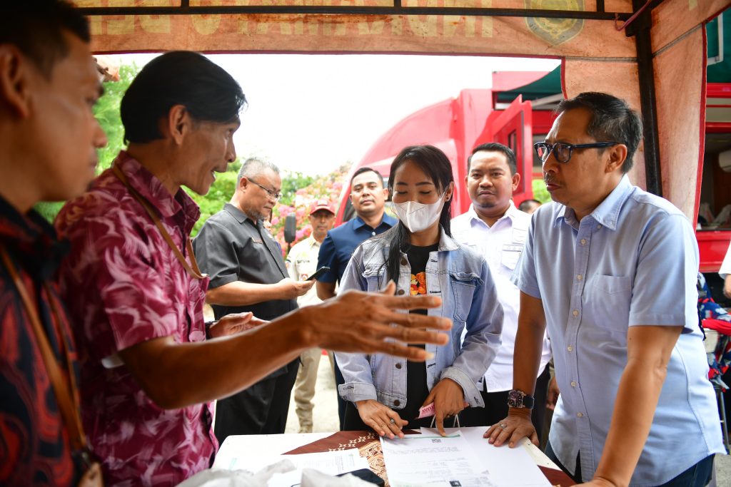 Penjabat Sementara (Pjs) Bupati Indramayu, Dr. H. Dedi Taufik, M.Si, saat melakukan kunjungan kerja ke Kecamatan Widasari guna memantau pelaksanaan Laboling. Foto: Istimewa