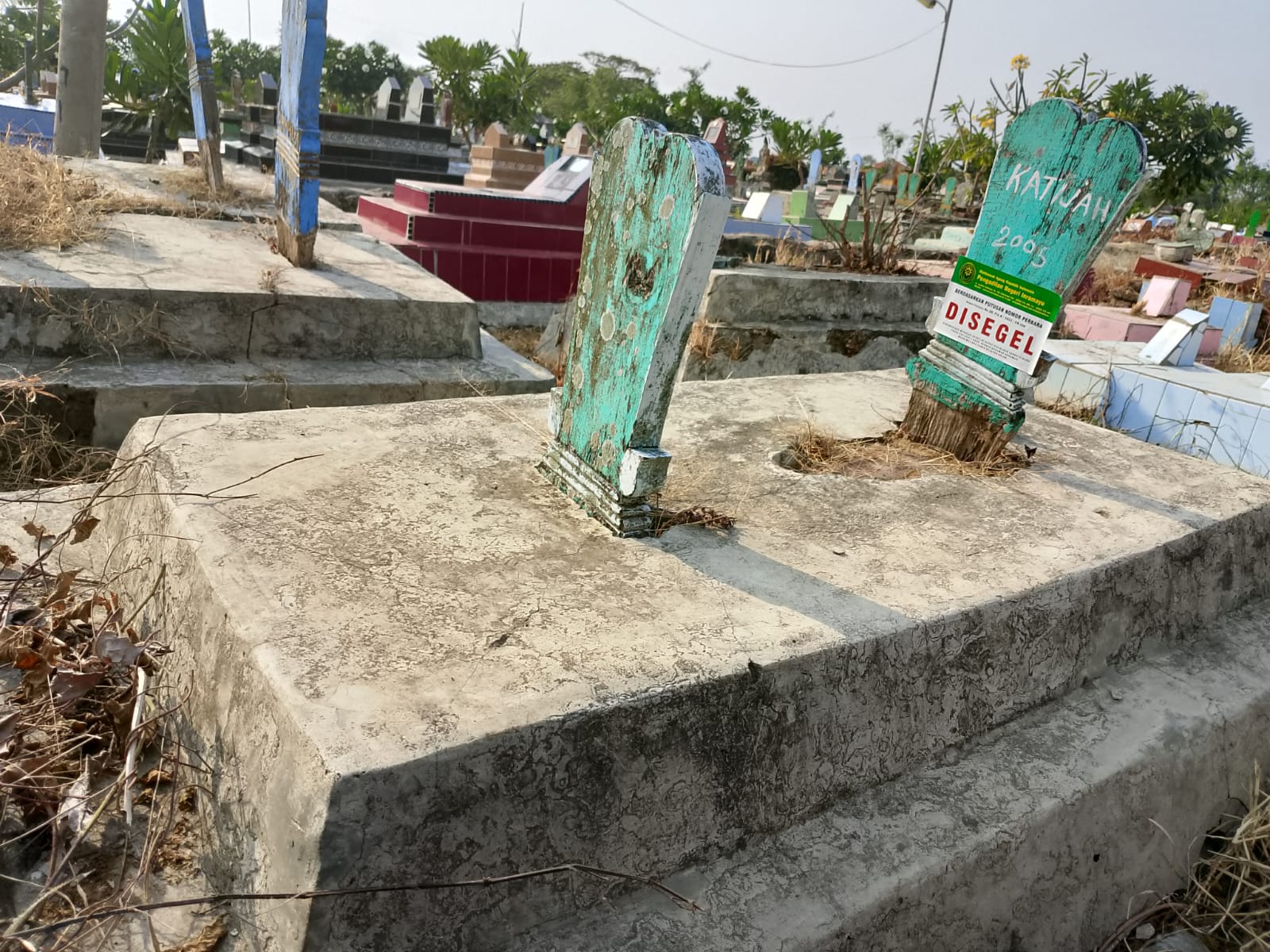 Salah satu makam di Indramayu yang dipasangi stiker penyegelan. Foto: Selamet Hidayat 