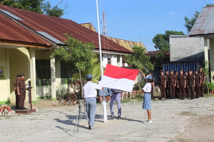 Kepala Kejaksaan Negeri (Kajari) Timor Tengah Utara (TTU), Firman Setiawan, menjadi Inspektur Upacara di SMA Pelita Karya Kefamenanu. Foto: Istimewa