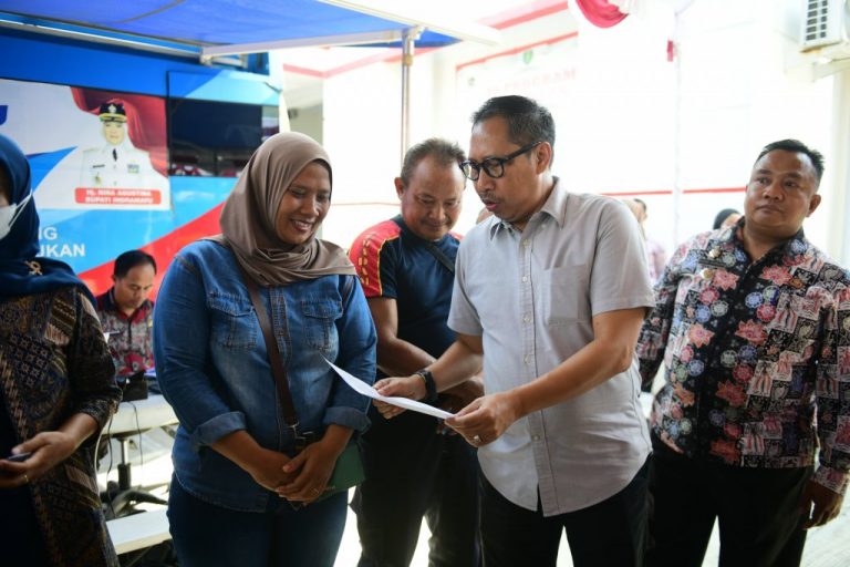 Pj Bupati Indramayu, Dedi Taufik, saat meninjau pelaksanaan Laboling yang digelar di halaman Kantor Kecamatan Sindang, Kabupaten Indramayu. Foto: dok.diskominfo