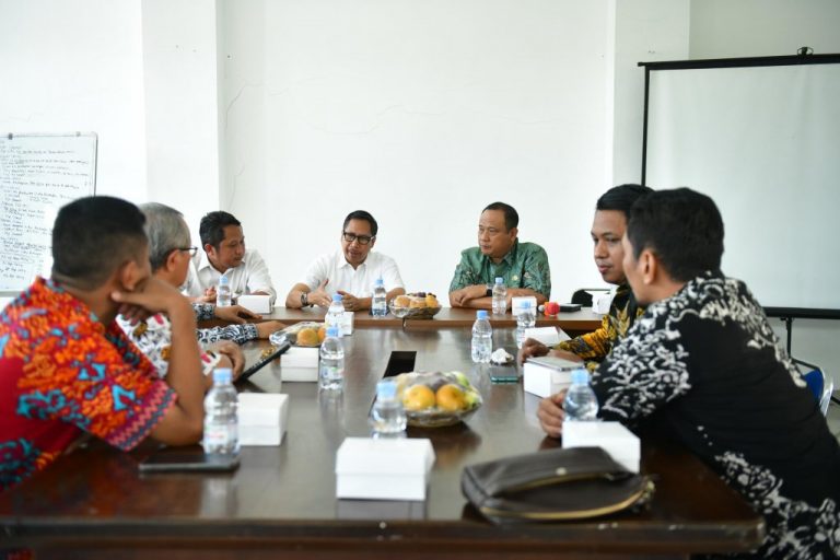 Penjabat Sementara (Pjs) Bupati Indramayu, Dr. H. Dedi Taufik, M.Si, bersama Sekretaris Daerah Kabupaten Indramayu, Aep Surahman, melakukan monitoring di Kantor KPU dan Bawaslu. Foto: Istimewa