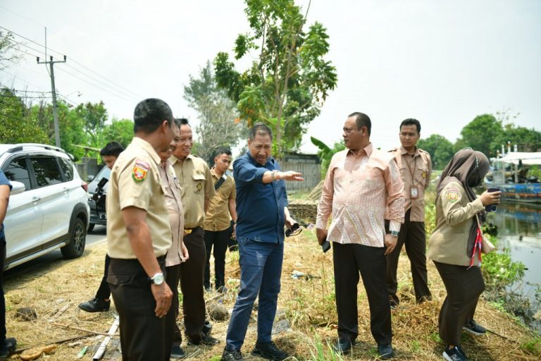 Pjs Bupati Indramayu, Drs. H. Dedi Taufik, M.Si, saat memantau kondisi saluran dan drainase di beberapa titik krusial wilayah perkotaan pada Senin (14/10). Foto: Istimewa