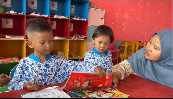 Kegiatan belajar mengajar di salah satu sekolah dasar (SD) negeri Indramayu. Foto: Istimewa