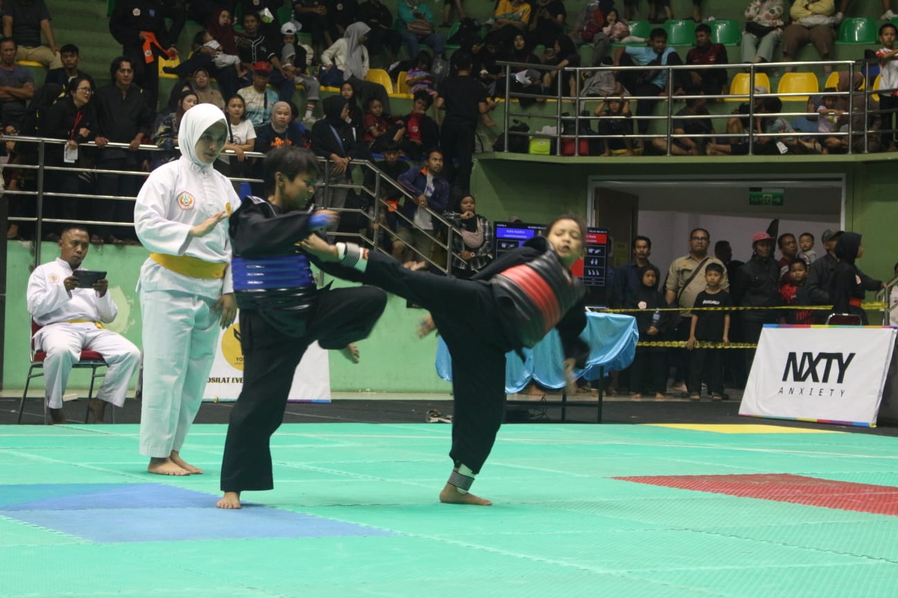 Dua atlet pencak silat saat sedang bertanding. Foto: Istimewa