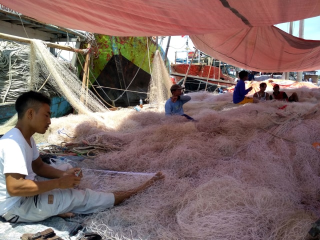 Para nelayan di Indramayu saat sedang merapikan jaring atau alat tangkap ikan. Foto: Istimewa