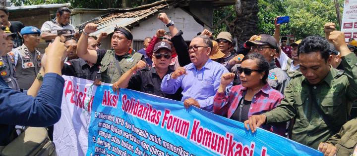 Massa jurnalis di Indramayu yang tergabung dalam forum komunikasi jurnalis Indramayu (FKJI) melakukan aksi unjuk rasa di depan Gedung DPRD Indramayu pada Selasa (19/11). Foto: Indramayujeh