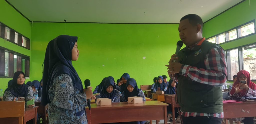 Ikatan Wartawan Online (IWO) bersama Smartfren Community menggelar seminar dengan tema “Meningkatkan Kemampuan Public Speaking untuk Membangun Kepercayaan Diri” yang diadakan pada Kamis, (21/11) di aula MTS Negeri 2 Indramayu. Foto: Istimewa