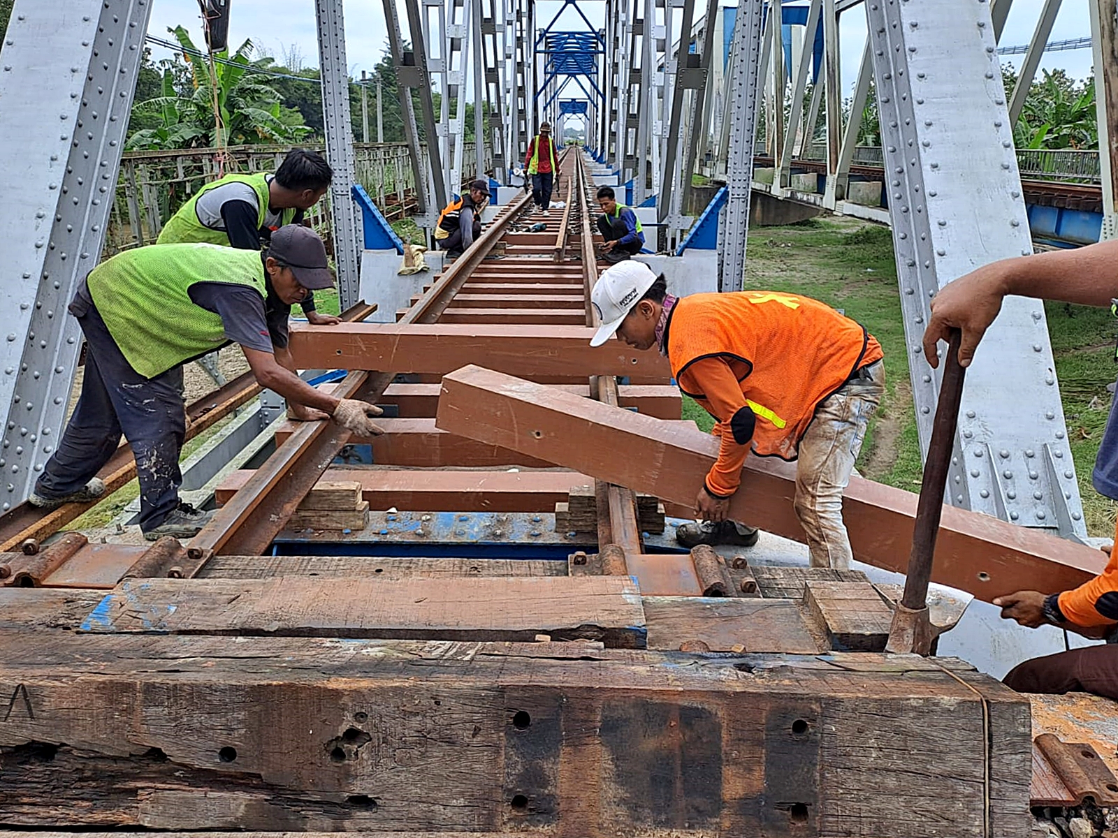 PT Kereta Api Indonesia Daerah Operasi 3 Cirebon melakukan penggantian bantalan rel kereta api dengan bantalan sintetis. Sebelumnya bantalan rel KA menggunakan bantalan berbahan kayu. (IJnews)