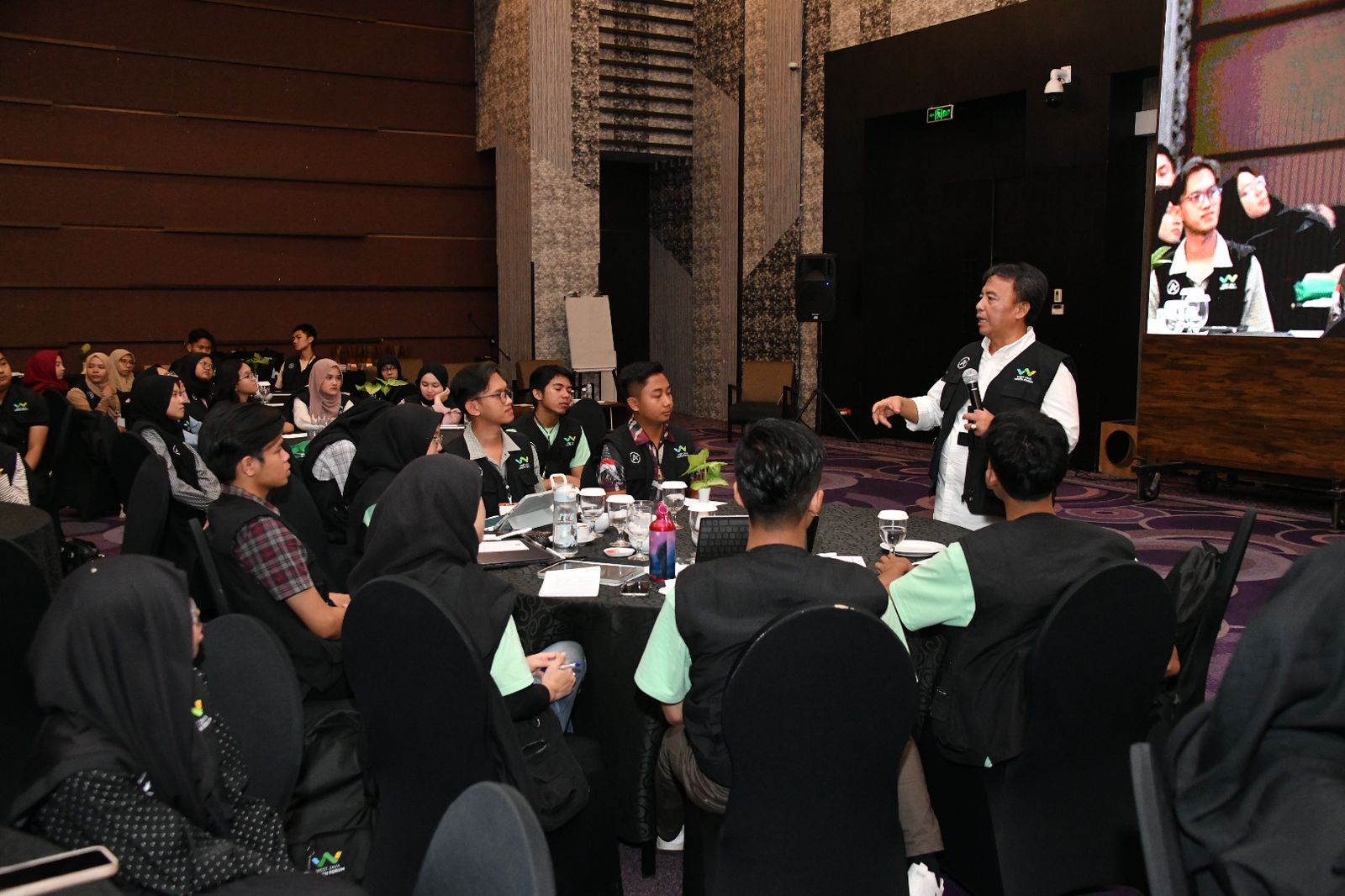 Sekretaris Daerah Provinsi Jawa Barat Herman Suryatman berbagi insight kepada 100 pemuda Jawa Barat pilihan pada program West Java Youth Forum (WJYF) 2024 yang dihelat Biro Administrasi Pimpinan Setda Provinsi Jabar. (Alen)
