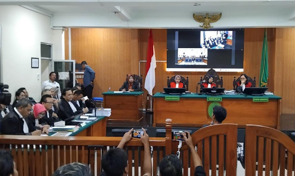 Sidang Peninjauan Kembali (PK) Saka Tatal terkait kasus pembunuhan Vina dan Eky di Pengadilan Negeri (PN) Kota Cirebon. Foto: Joni