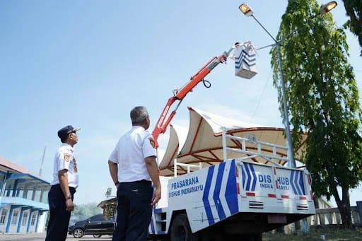 Petugas saat memasang lampu PJU di wilayah perkotaan Indramayu. Foto: Istimewa