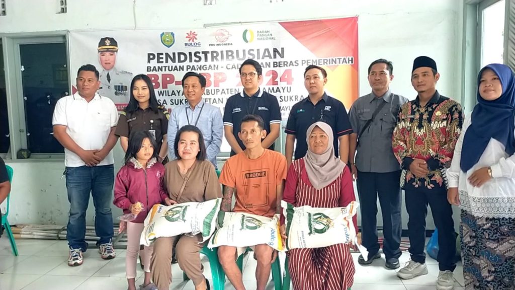 Kepala perum Bulog kantor cabang Indramayu Ilhamsyah dalam hal ini di wakili Randy Saktiko , saat memonitoring kegiatan pendistribusian bantuan pangan cadangan beras pemerintah BP -CBP Tahun 2024. Foto: Alen