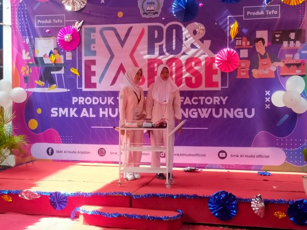 SMK Al-Huda Kedungwungu, Anjatan, sukses menggelar acara Expo & Expose Produk Teaching Factory yang menampilkan hasil karya siswa-siswinya. Foto: Alen