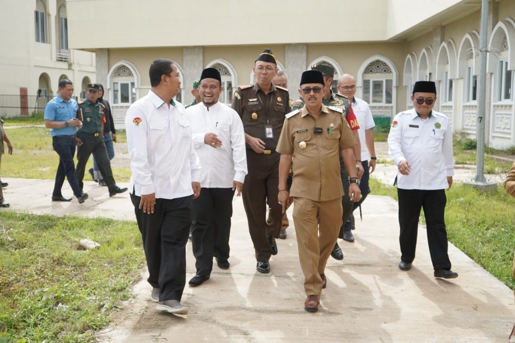 Wakil Menteri Agama RI, Romo Muhammad Syafi'i, saat meninjau Embarkasi Haji Jawa Barat. (Foto: Istimewa) 