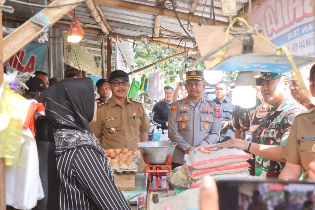 Jajaran Forkopimda Indramayu melakukan sidak ke pasar menjelang bulan Ramadan. (Foto: Istimewa) 