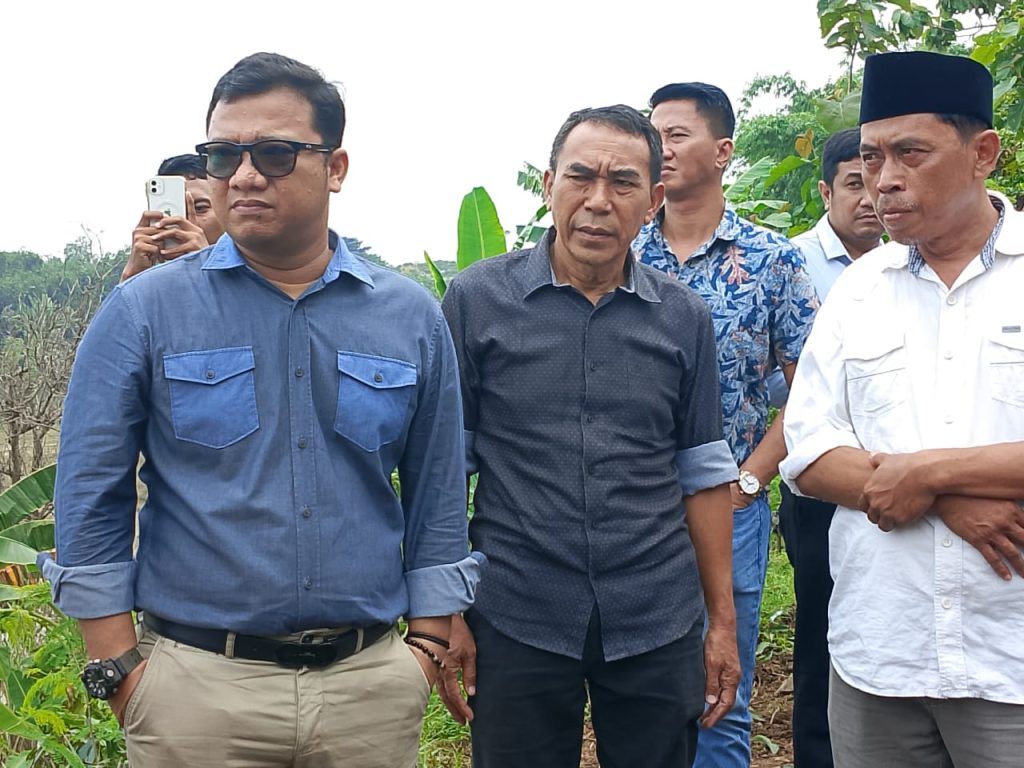 Anggota DPR RI dari Komisi V, Daniel Mutaqien Syafiuddin (kanan). (Foto: Indramayujeh.com/Selamet Hidayat) 