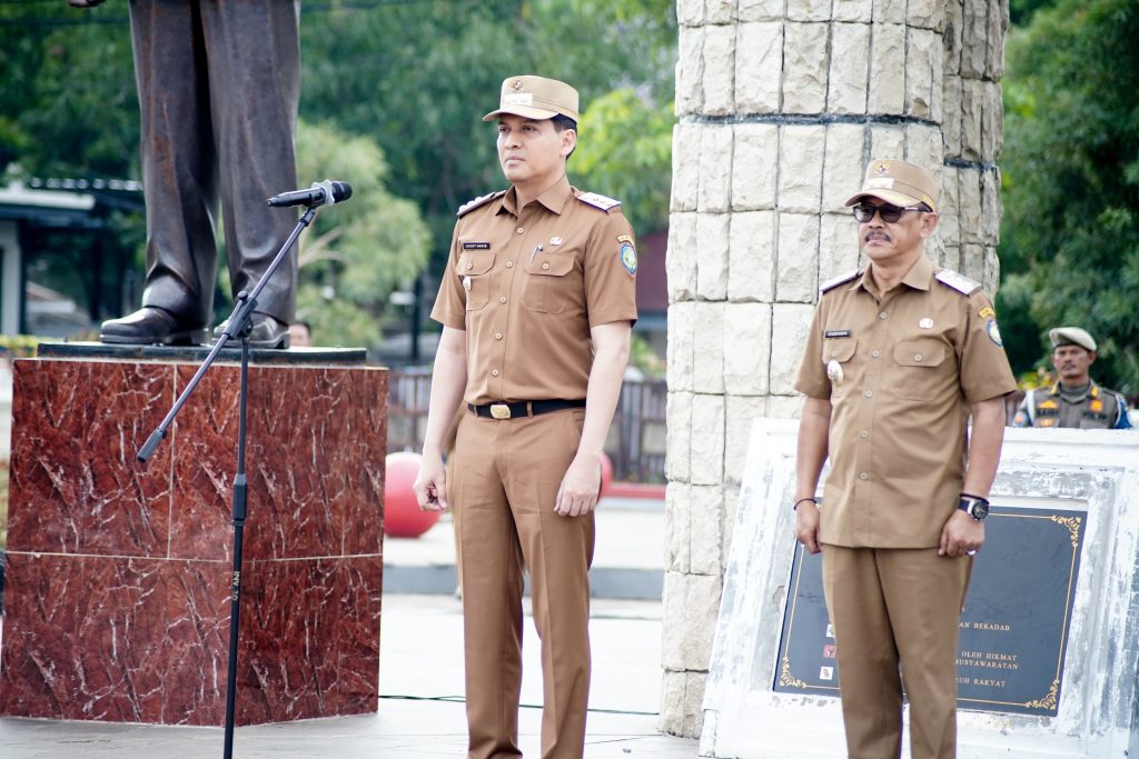 Bupati Indramayu Lucky Hakim dan Wabup Indramayu Syefudin pimpin apel pagi di lingkungan Pemkab Indramayu. (Foto: Istimewa)