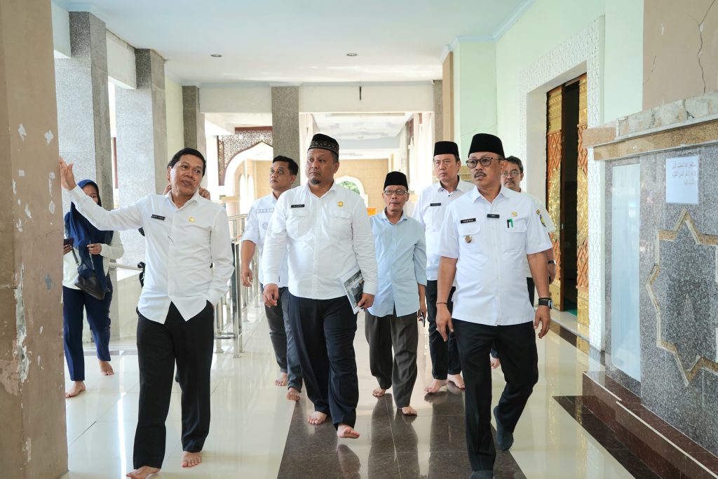 Wakil Bupati Indramayu, Syaefudin, saat meninjau lokasi Masjid Islamic Center Syekh Abdul Manan Indramayu. (Foto: Istimewa) 