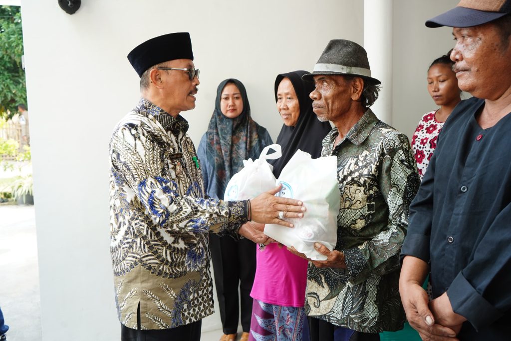 Wabup Indramayu, Syaefudin, menyalurkan bantuan sembako kepada korban bencana angin puting beliung di Desa Totoran dan Pabean Ilir, Kecamatan Pasekan, Kabupaten Indramayu. (Foto: Indramayujeh.com/Istimewa) 