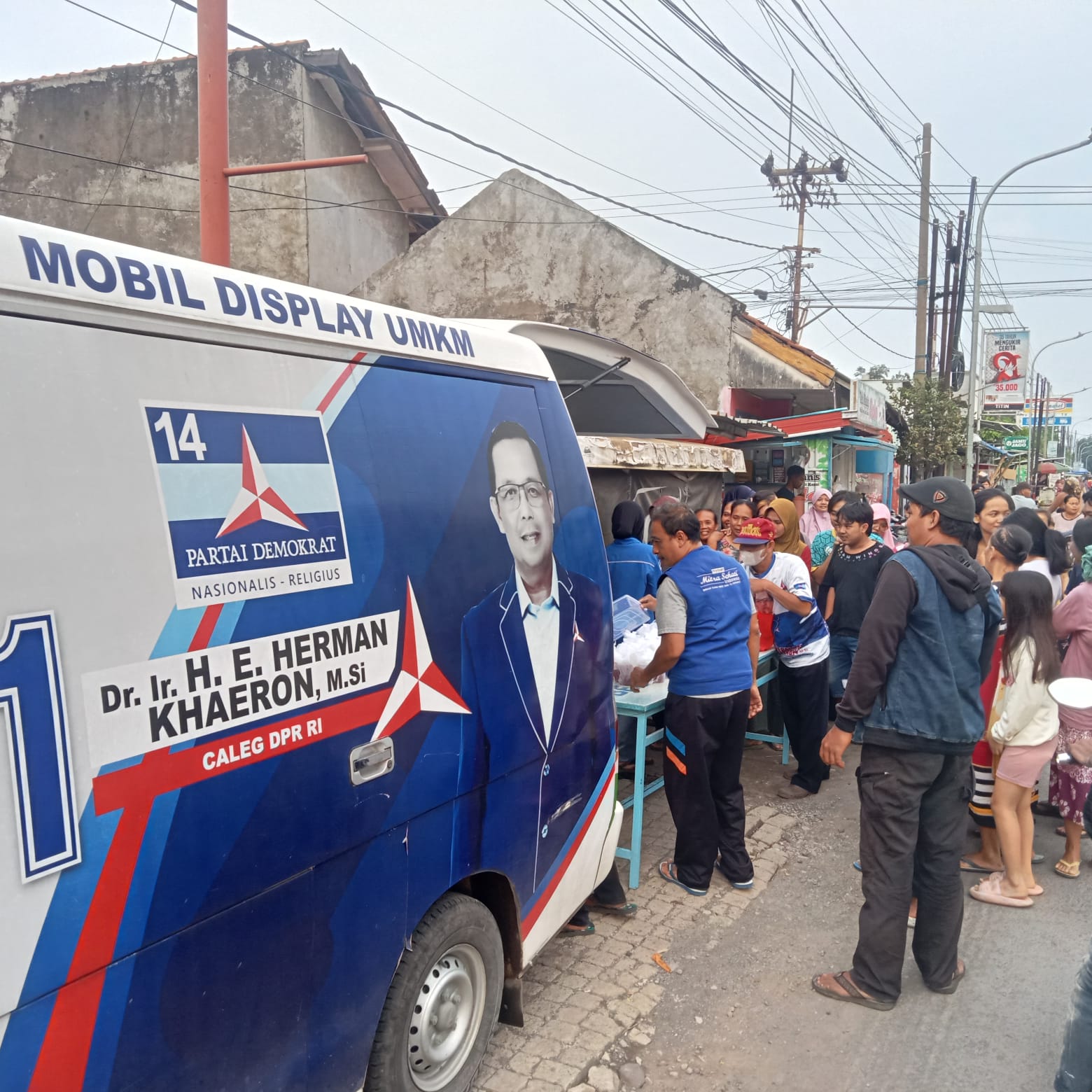 DPC Partai Demokrat Kabupaten Cirebon, saat berbagi takjil. Foto: Ist