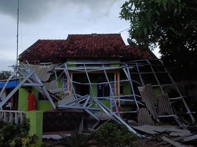 Potret salah satu rumah warga yang terdampak bencana angin puting beliung di Kabupaten Indramayu. (Foto: Indramayujeh.com/Istimewa)