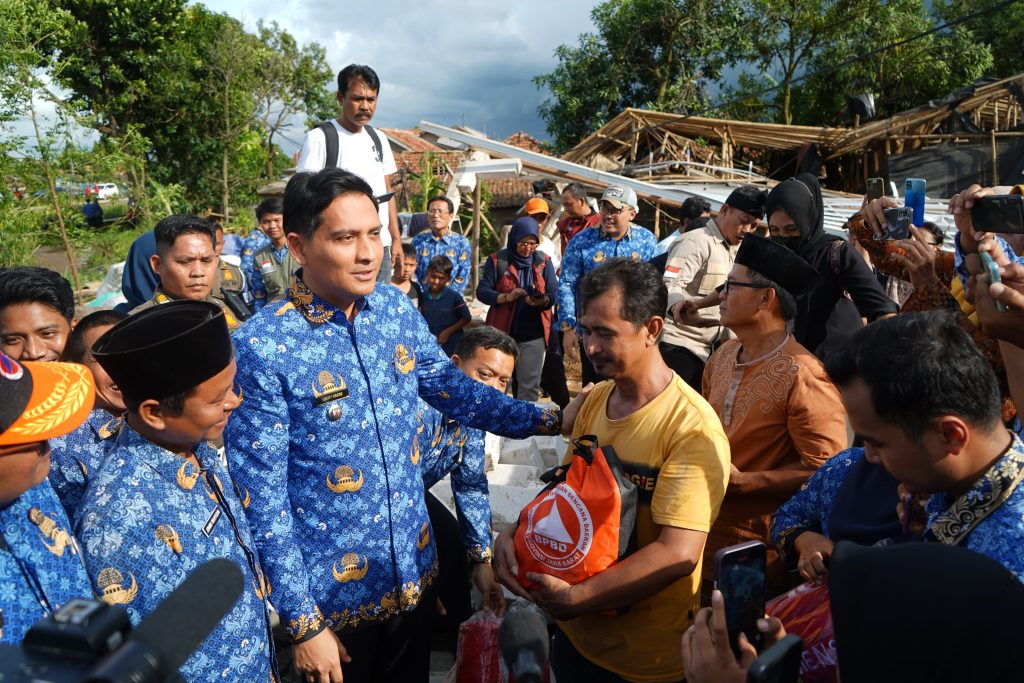 Bupati Indramayu, Lucky Hakim, meninjau Desa Bugis, Kecamatan Anjatan, Kabupaten Indramayu, yang terdampak bencana angin puting beliung. (Foto: Indramayujeh.com/Istimewa) 