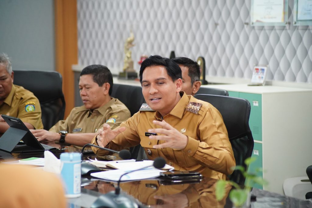 Bupati Indramayu Lucky Hakim saat memimpin rapat evaluasi penyelenggaraan BPJS Kesehatan di Kabupaten Indramayu. (Foto: Indramayujeh.com/Istimewa) 