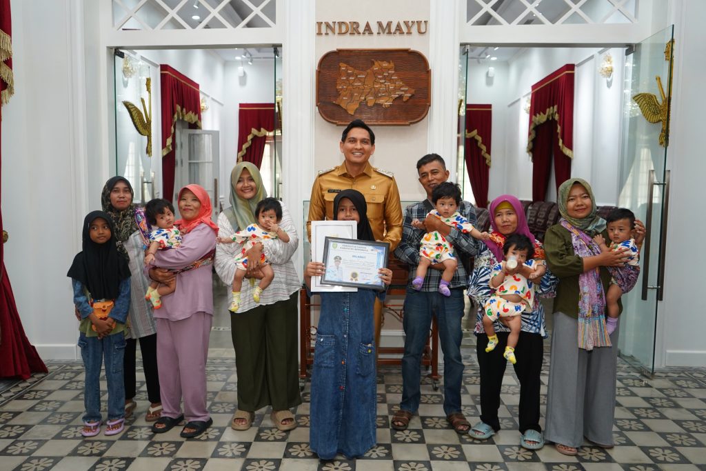 Bupati Indramayu, Lucky Hakim, memberikan penghargaan kepada Nur'aeni (32), seorang ibu asal Desa Bodas, Kecamatan Tukdana, yang melahirkan bayi kembar lima. (Foto: Indramayujeh.com/Istimewa) 