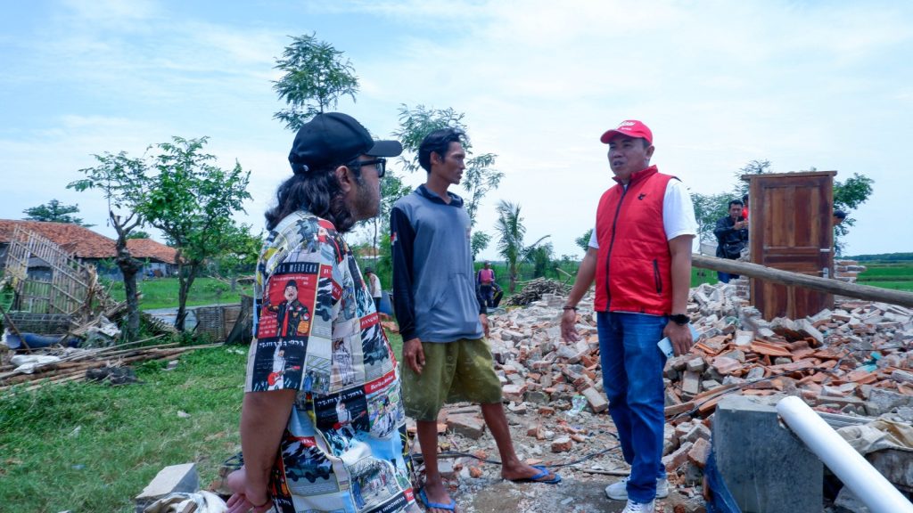 Wakil Ketua DPRD Provinsi Jabar, Ono Surono, meninjau lokasi terdampak bencana angin puting beliung yang melanda Desa Pabean Ilir, Kecamatan Pasekan, Kabupaten Indramayu. (Foto: Istimewa) 