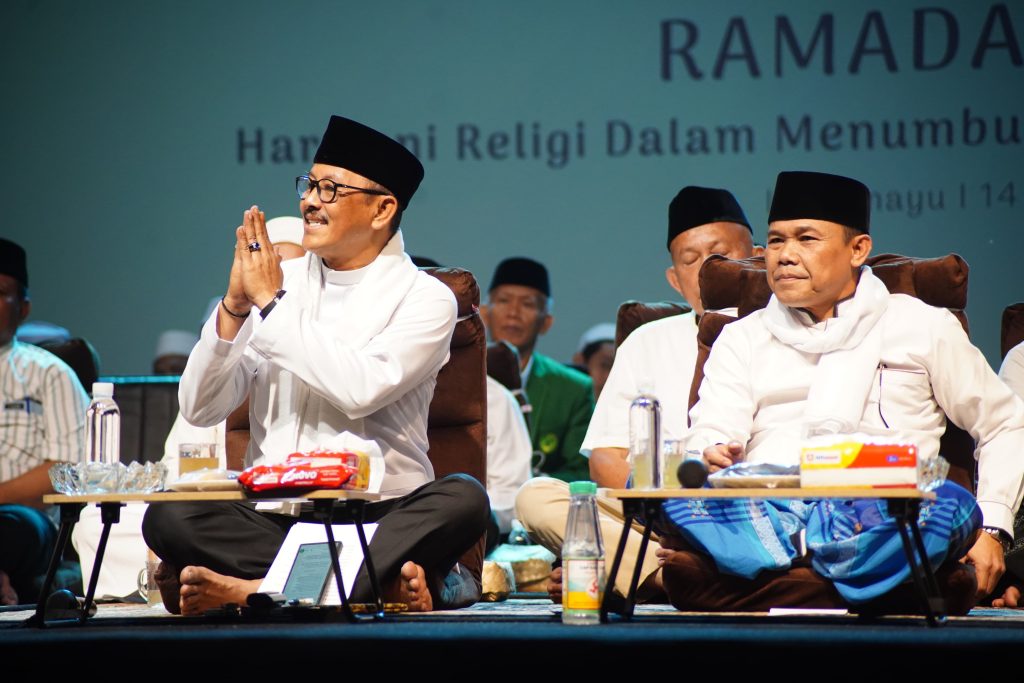 Wabup Indramayu, Syaefudin dan penceramah Ustaz H. Akri Patrio dalam acara Tablig Akbar di Alun-alun Indramayu pada Minggu, 16 Maret 2025 malam. (Foto: Indramayujeh.com/Istimewa)