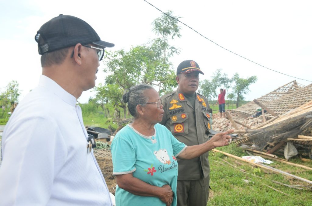 Wabup Indramayu, Syaefudin, meninjau lokasi terdampak di Desa Totoran dan Desa Pabean Ilir. (Foto: Istimewa)